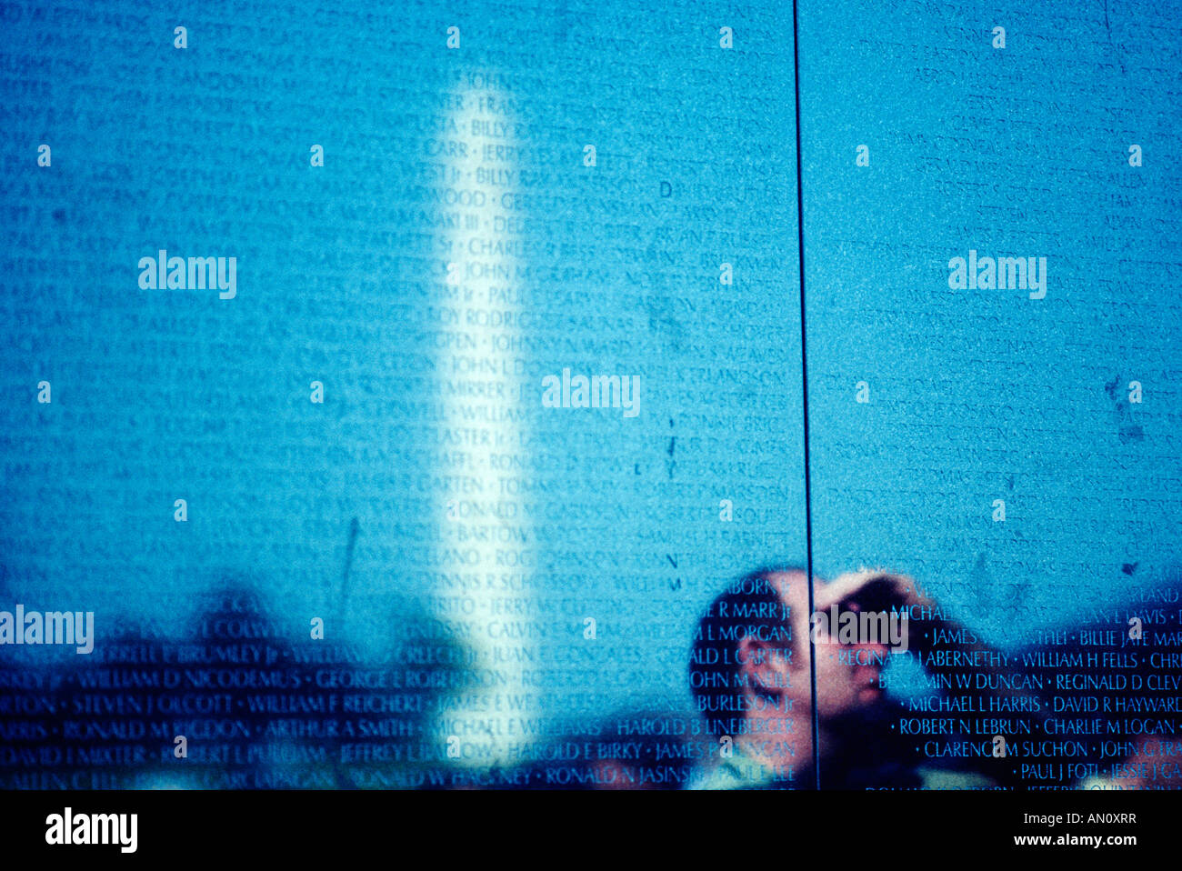 DC Vietnam Veterans Memorial entworfen von Maya Lin reflektieren das Washington Monument Stockfoto