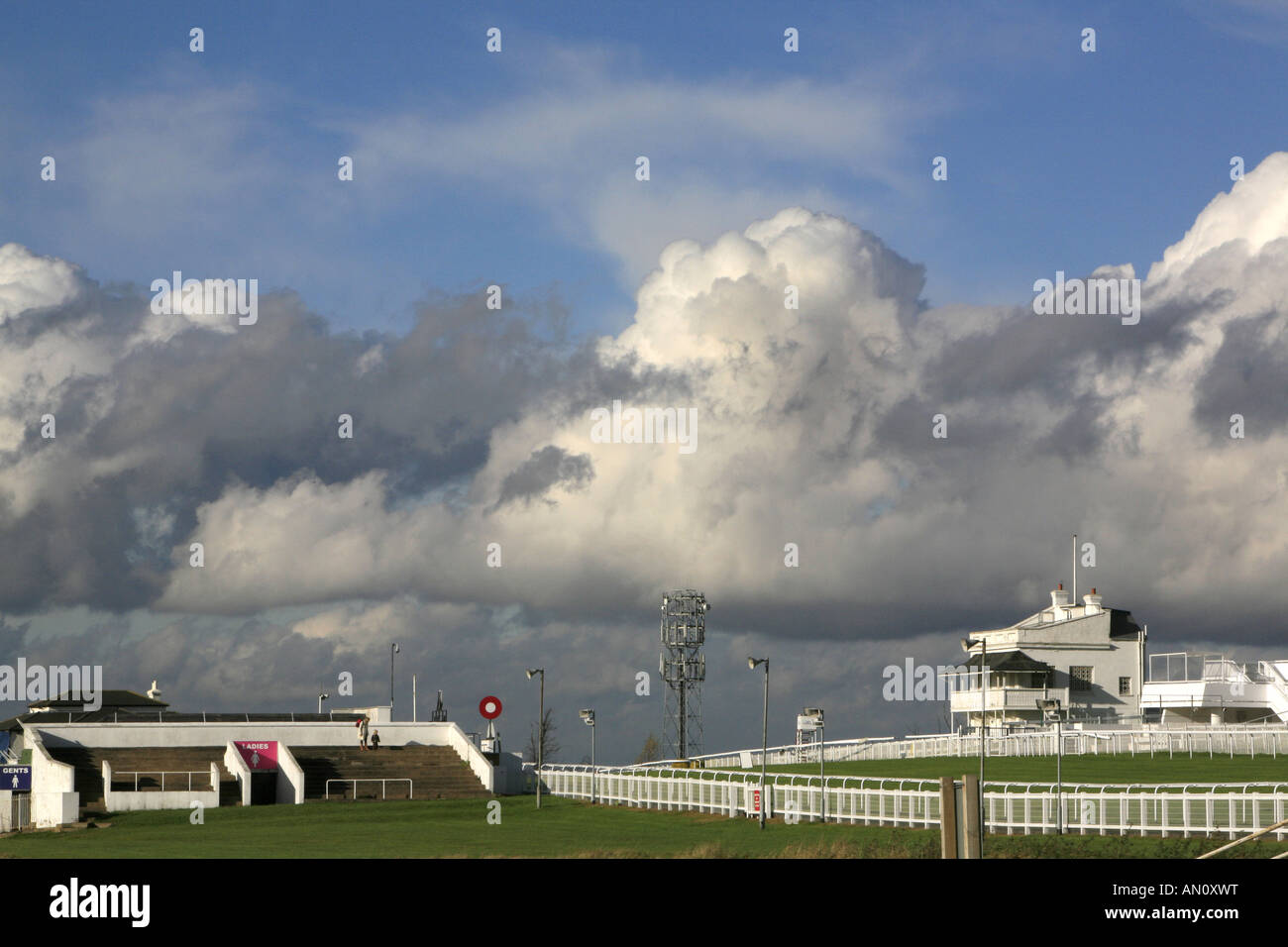 Wolken über Epsom Racecourse. Stockfoto