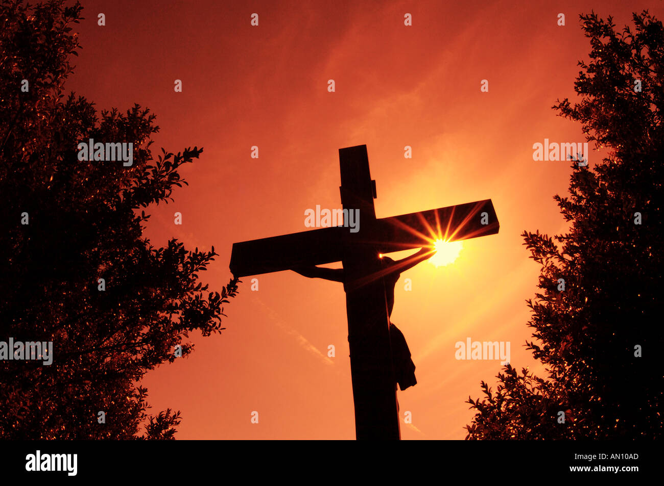 Statue von Jesus Christus am Kreuz bei Sonnenuntergang Stockfoto
