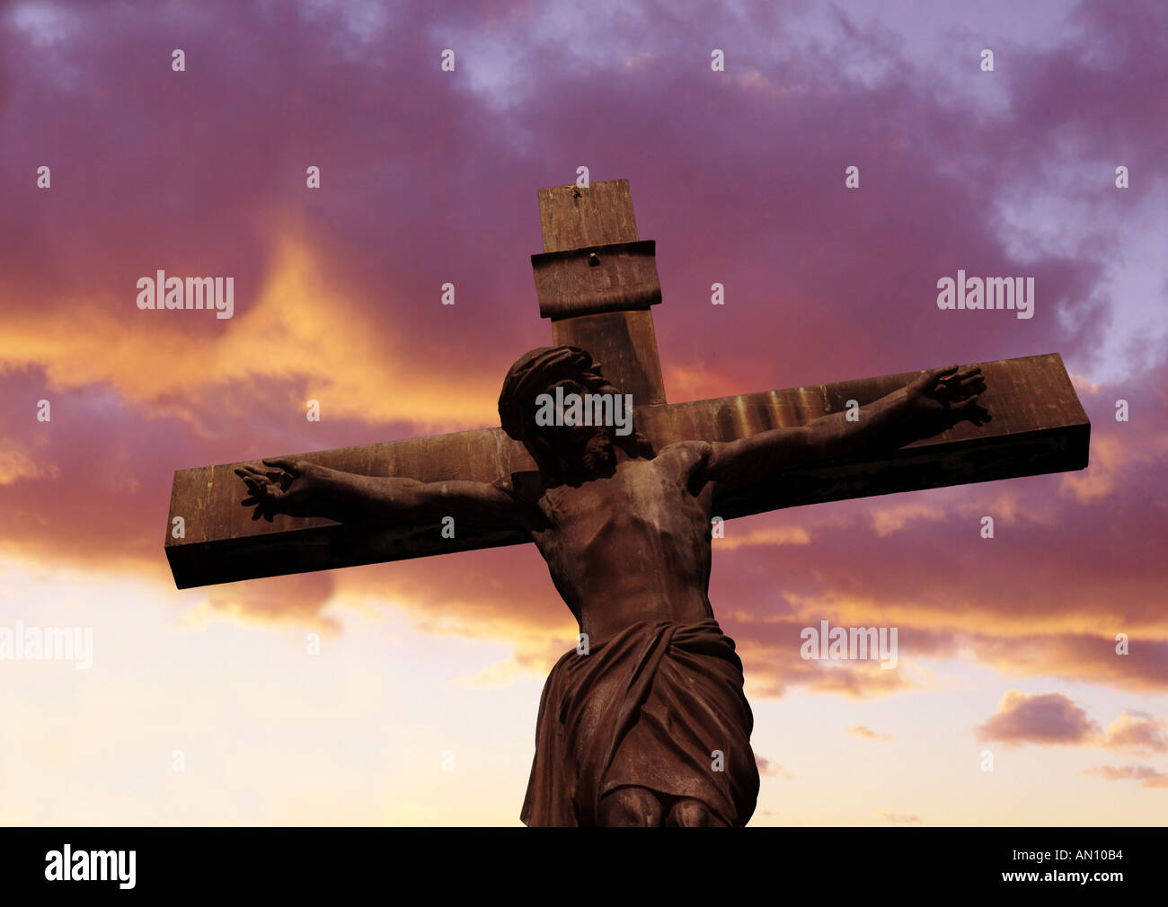 Statue von Jesus Christus am Kreuz bei Sonnenuntergang Stockfoto