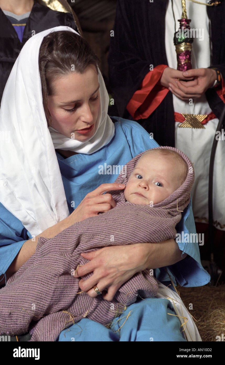 Maria und Jesuskind in lebende Krippe Stockfoto