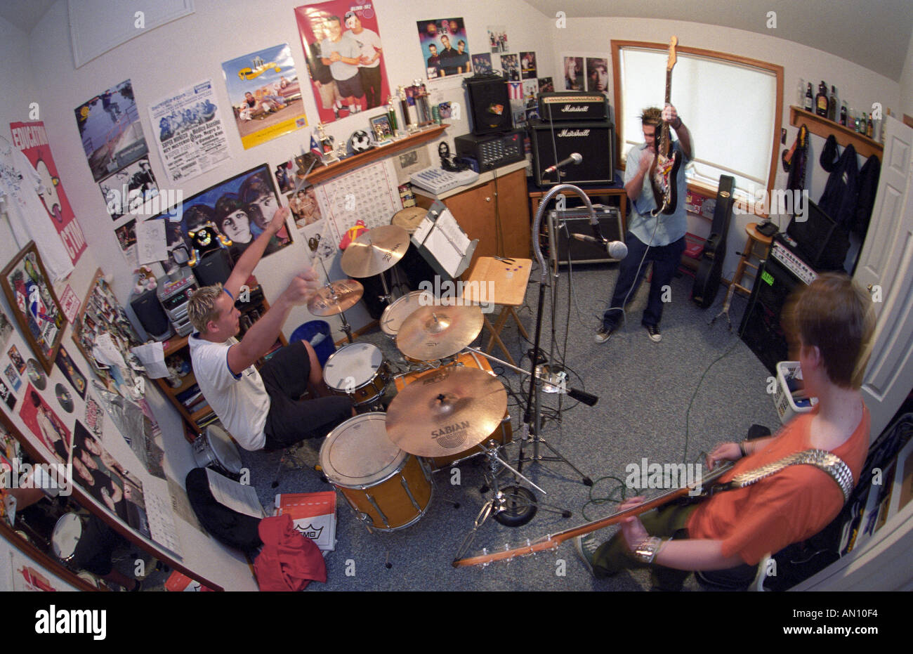 High School Punk-Rock-Band 36drive Praktiken im Schlafzimmer Stockfoto