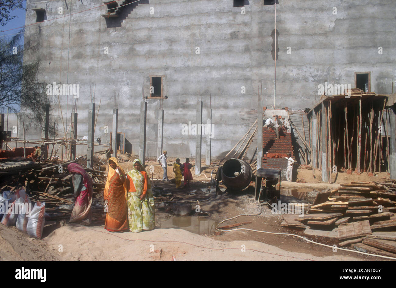Großer Betonbau, gebaut von Arbeitnehmerinnen. Indien Stockfoto