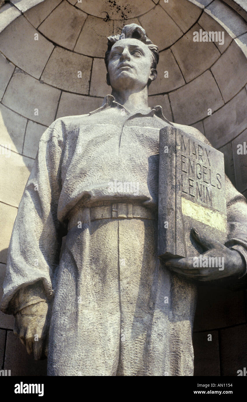 S Name Stalin wurde entfernt von dieser Skulptur auf dem Palast der Kultur Warschau Polen Stockfoto