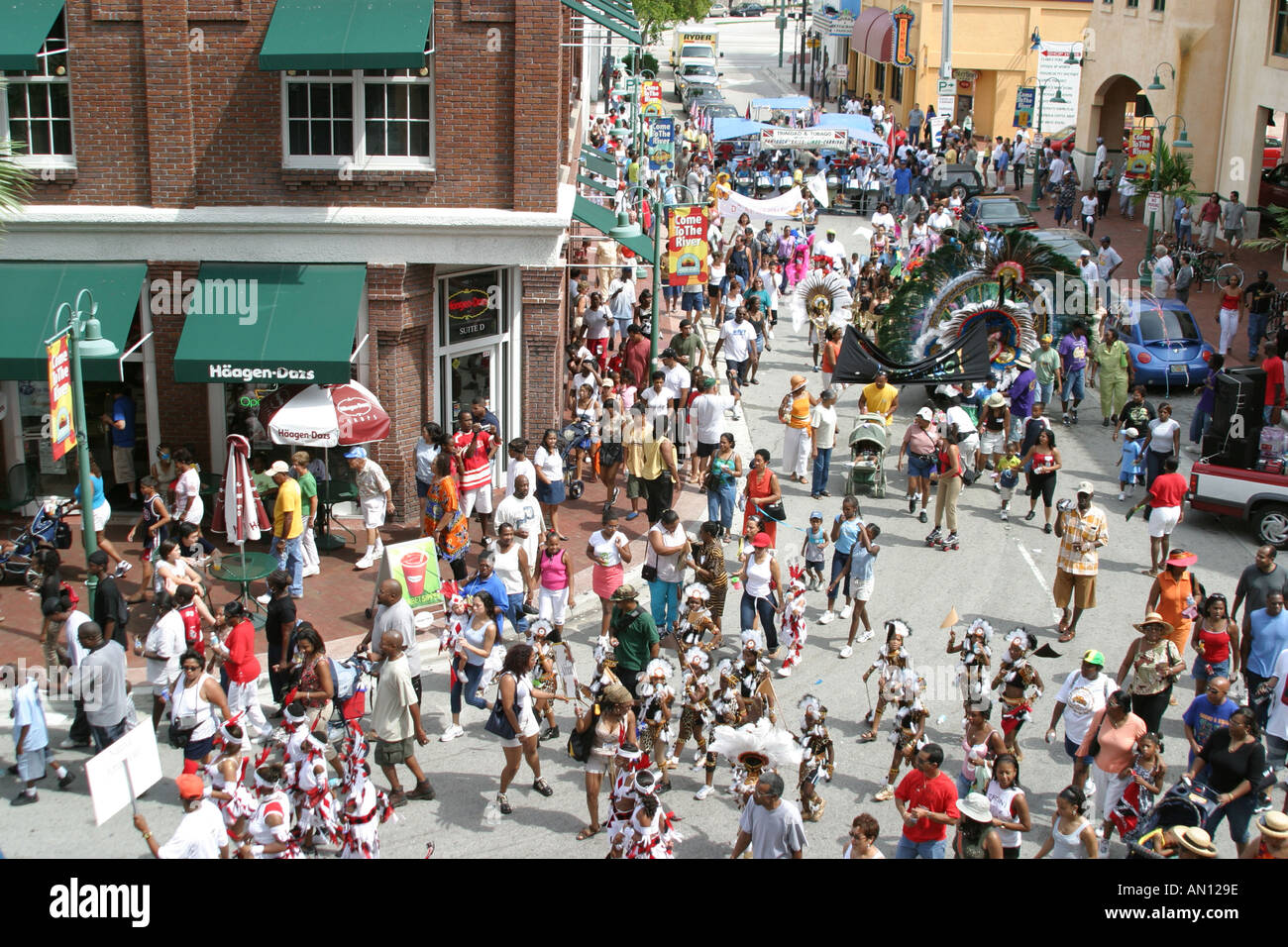 Ft. Fort Lauderdale Florida, Las Olas Boulevard, Caribbean Mardi Gras Junior Karneval, handgefertigte Kostüme, Vorbereitung, Parade, kulturelle Veranstaltung, Tradition, ein Stockfoto
