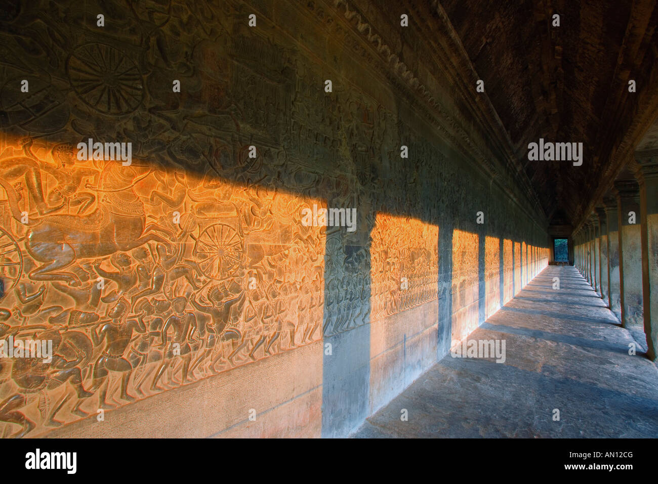 Reliefs von hinduistischen Mythen in Angkor Wat, Kambodscha Stockfoto