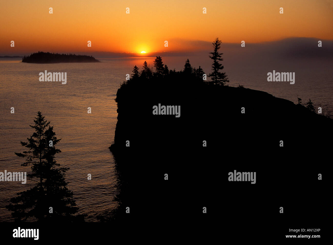 USA, Michigan, Isle Royale National Park, Silhouetten Frühling Sonnenaufgang Edwards Island und Scoville Punkt am Lake Superior. Stockfoto