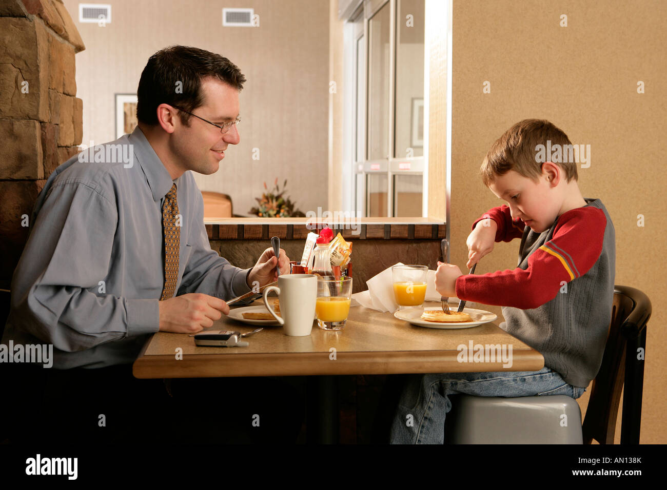 Vater und Sohn beim Frühstück Stockfoto