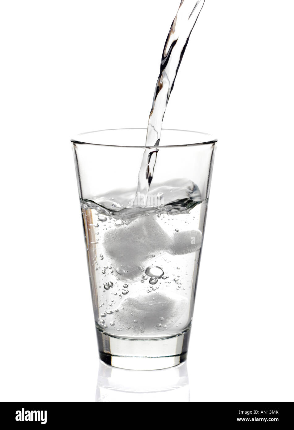 Wasser in ein Glas gegossen wird Stockfoto
