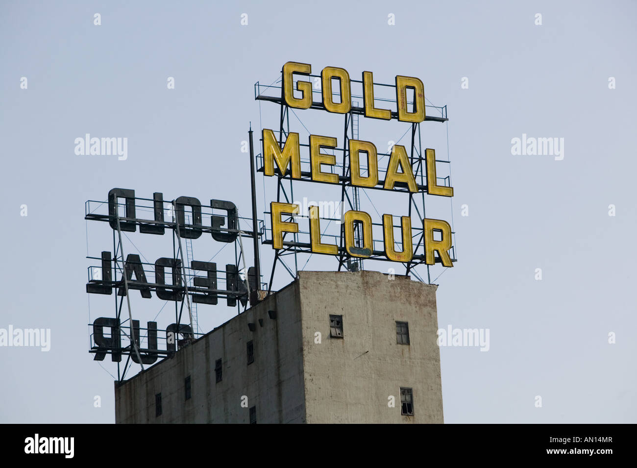 USA, Minnesota, Minneapolis. Äußere Mühle des Museums der Stadt befindet sich in rückverwandelt Getreidemühle Zeichen für Goldmedaille Mehl Stockfoto