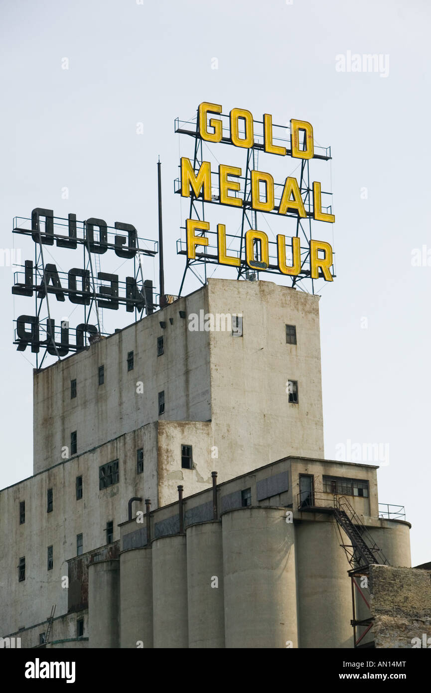 USA, Minnesota, Minneapolis. Äußere Mühle des Museums der Stadt befindet sich in rückverwandelt Getreidemühle Zeichen für Goldmedaille Mehl Stockfoto