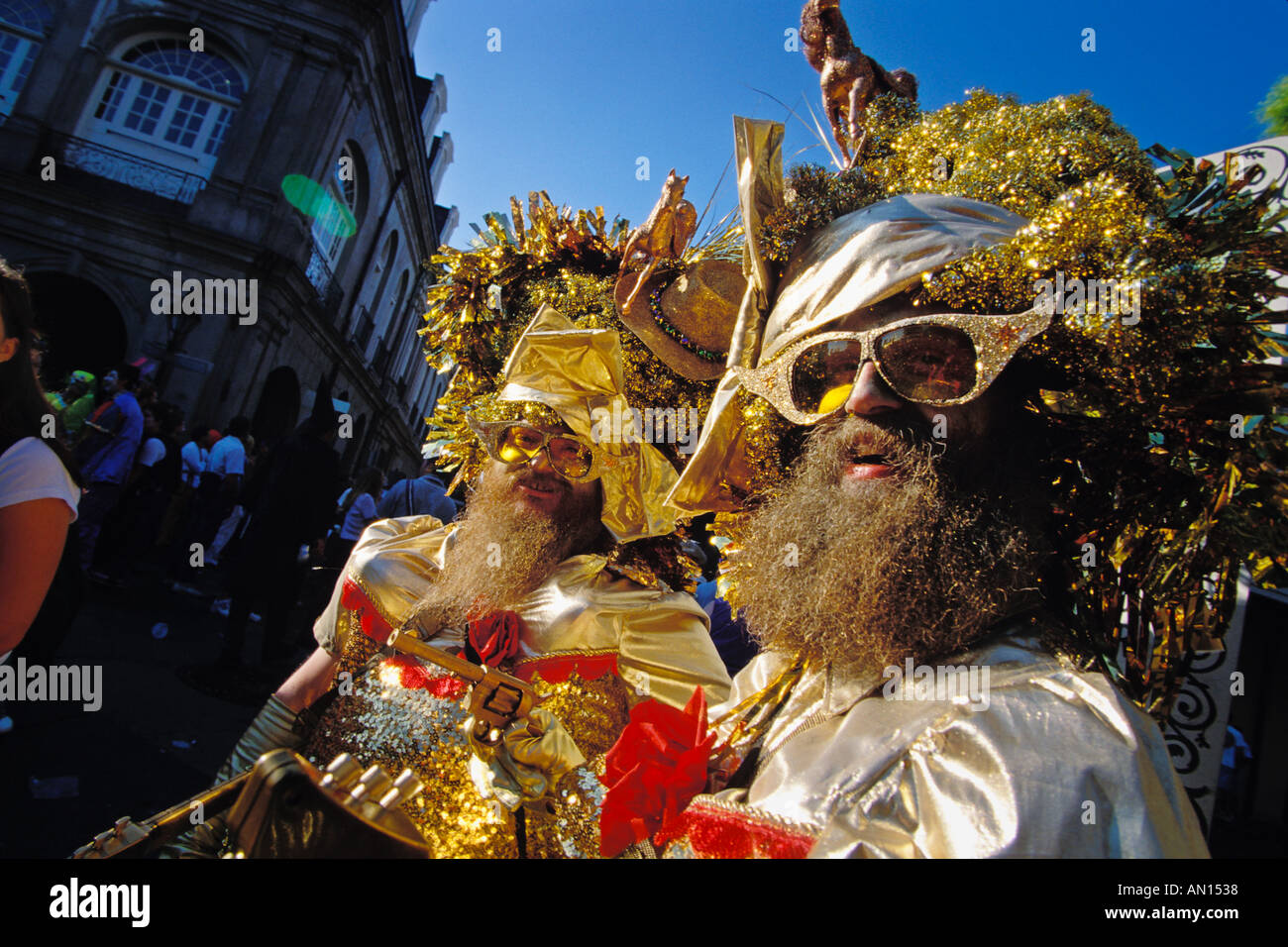 LA New Orleans Mardi Gras Golden Kostüme und lange Bärten vereiteln Anerkennung der Feiernden am Jackson Square Stockfoto