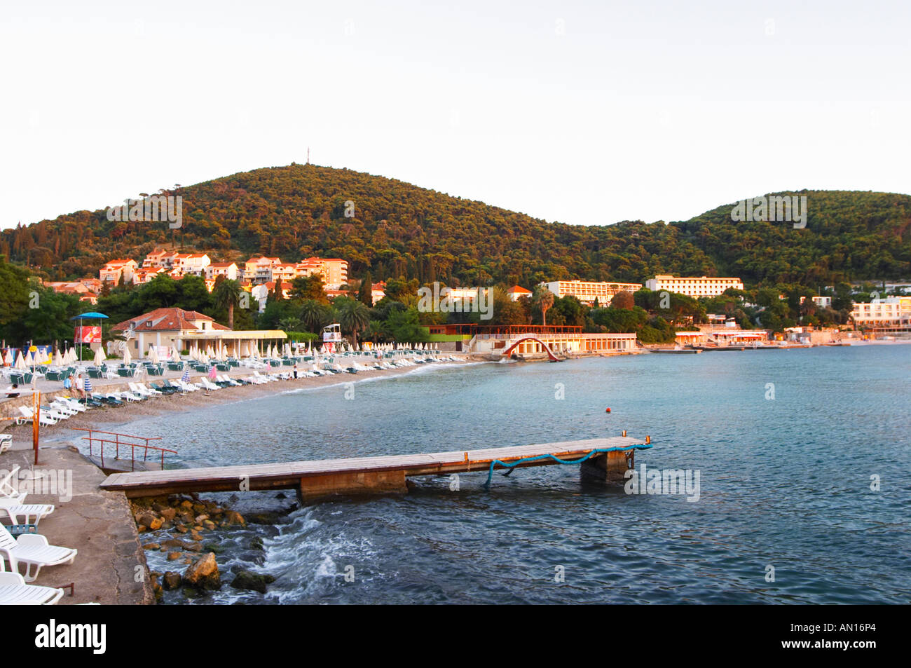 Leeren Sie Strand, Steg und Hotels im Sonnenlicht Sonnenuntergang am Abend. Uvala Sumartin zwischen Halbinseln Babin Kuk und Lapad Bucht. Dubrovnik, Stockfoto