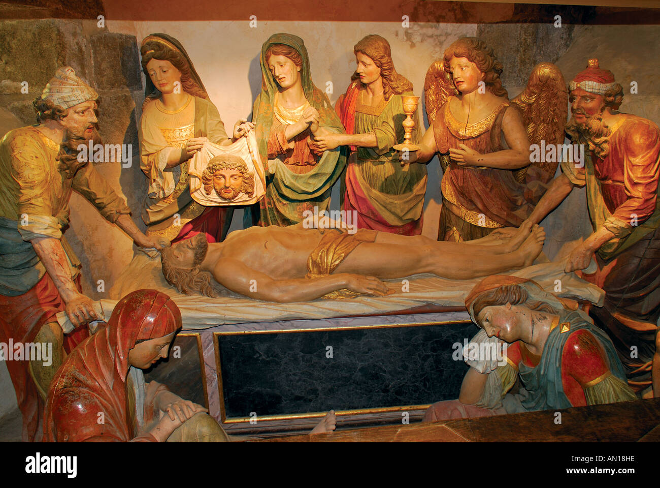 Gruppe mit Grab Landschaft von Jesus nach der Kreuzigung, Crypta das Beinhaus, Skulptur, St. Thegonnec, Bretagne, Frankreich Stockfoto