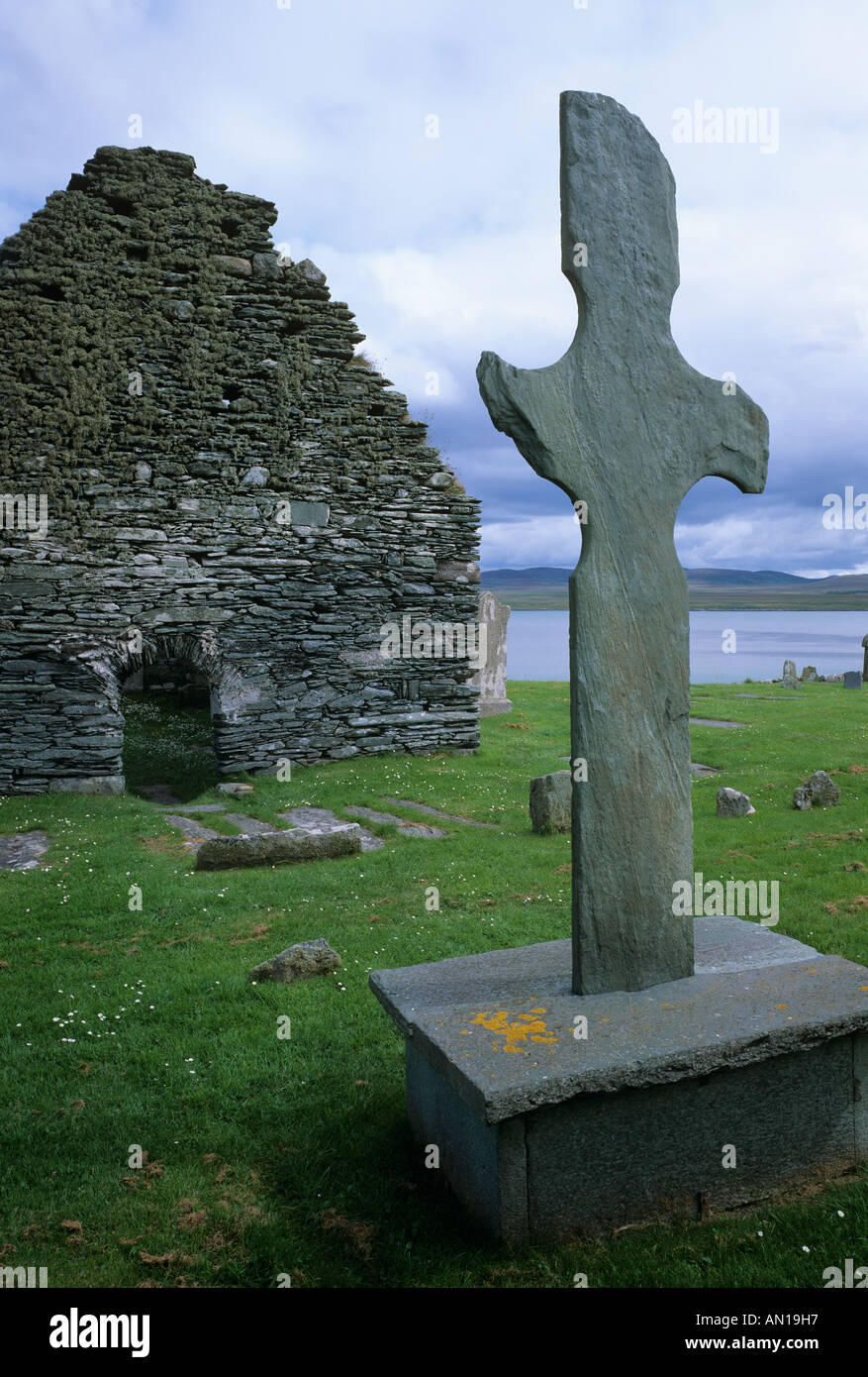 Kreuz und mittelalterliche Kapelle, Kilnave, Islay, Schottland, Vereinigtes Königreich Stockfoto