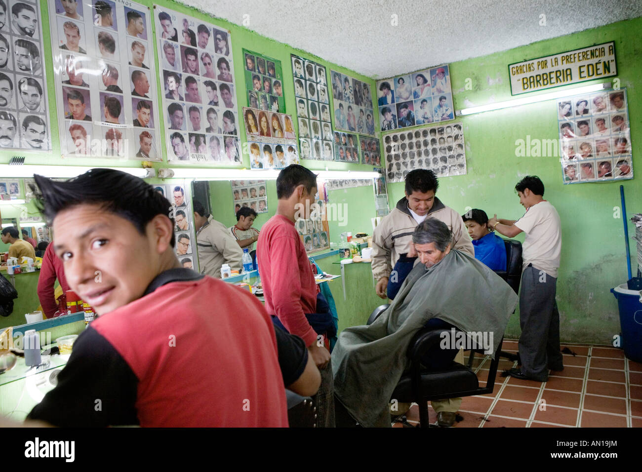 Friseur Sonntagsmarkt Momostenango Guatemala Stockfoto