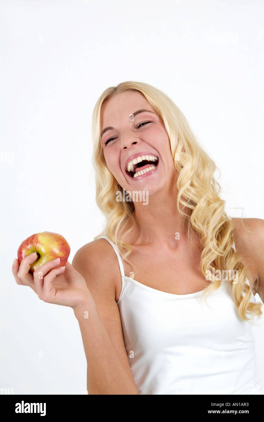 junge Frau genießen einen leckeren roten Apfel Stockfoto