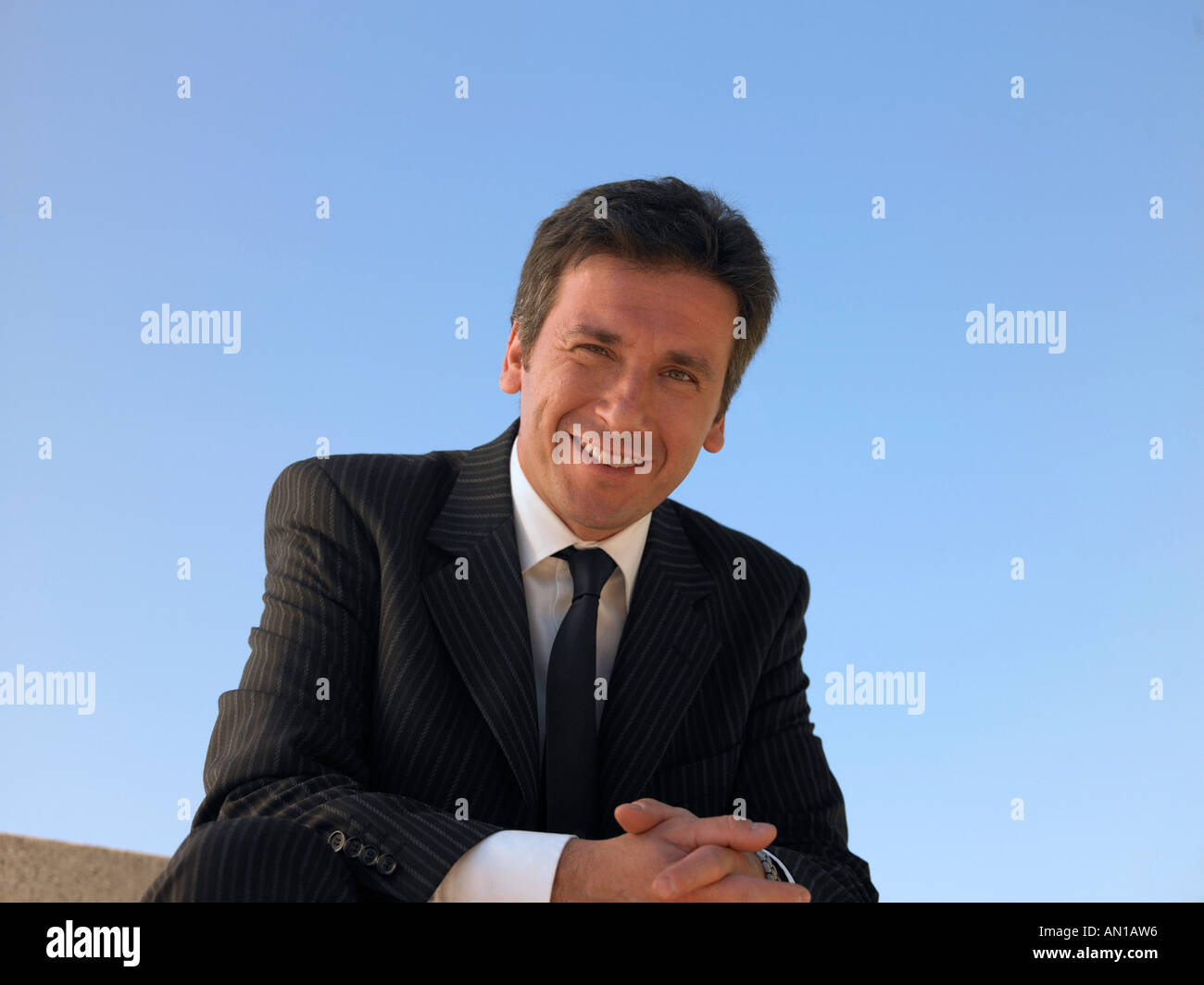 Mann in Pin gestreiften Anzug sitzen Blick in die Zukunft Stockfoto