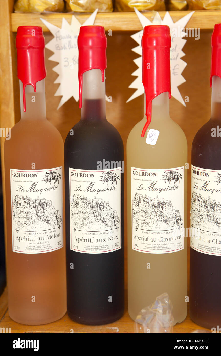 Kleinen Flaschen ist in einem Shop in dem Dorf Gourdon, Europa, Frankreich, Provence, Alpes-Maritimes. Stockfoto