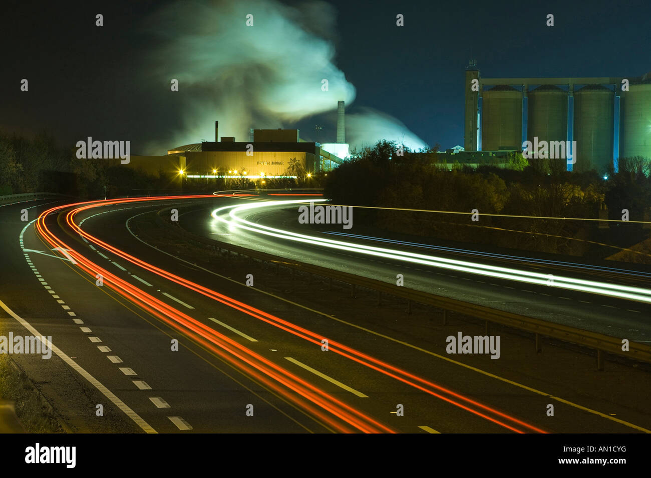 A14-Straße in Bury St Edmunds in der Nacht mit der Zuckerfabrik im Hintergrund Stockfoto