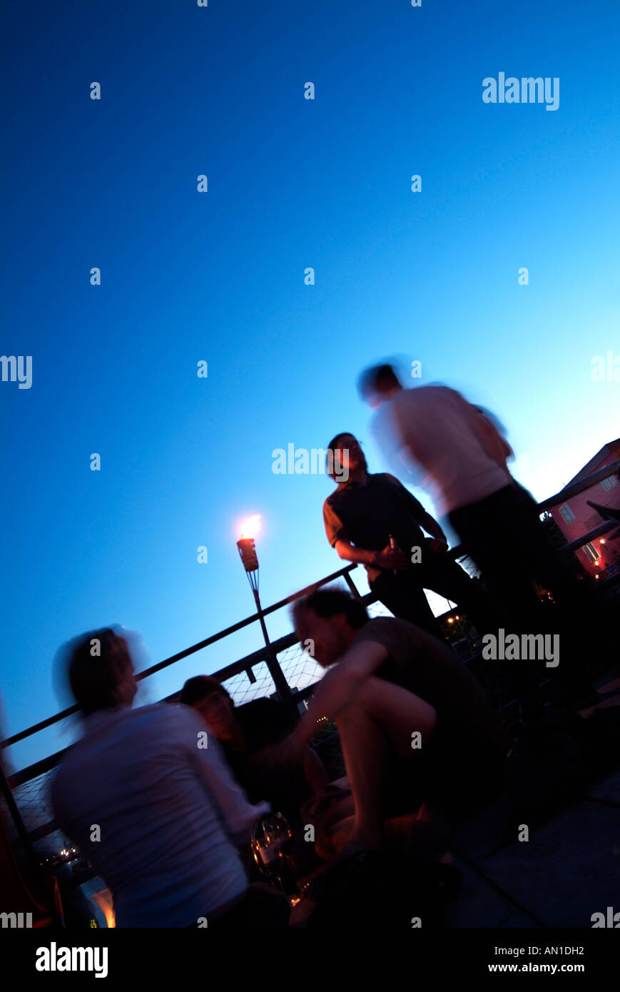 Hamburg Deutschland Northern Europe bei Nacht, Chillout blaue Stunde an der Beachclub in der Nähe von Hamburg-Hafen Stockfoto