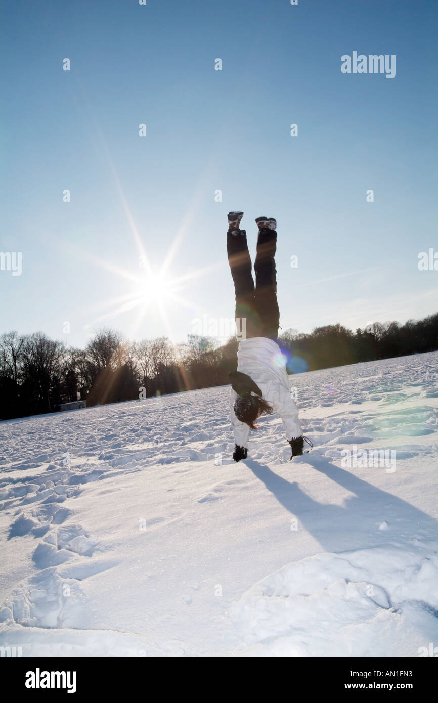 junge sportliche Frau genießen Sie Schnee in Hamburg - Deutschland, Spaß, Schnee, Lifestyle Stockfoto