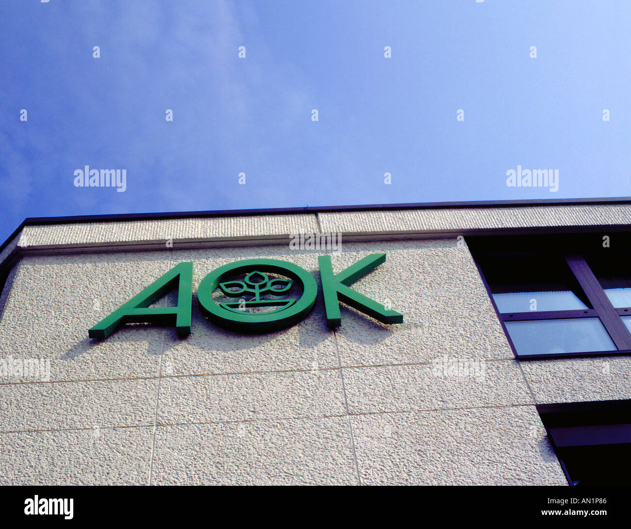 Logo der AOK Allgemeine Ortskrankenkasse Krankenversicherung Unternehmen Deutschland Wand Dacharchitektur. Foto: Willy Matheisl Stockfoto