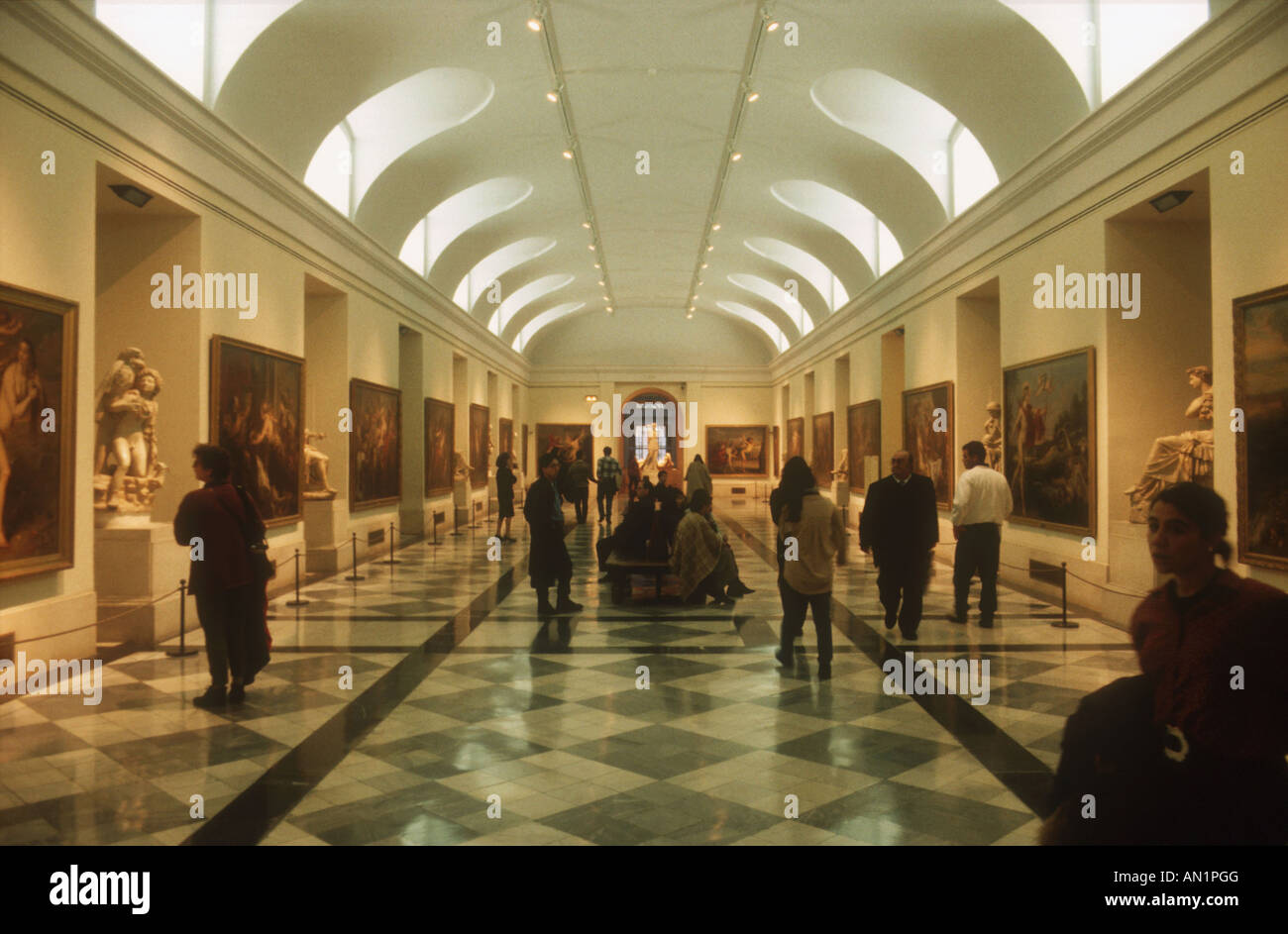 Museo del Prado, Madrid, mit Besucher Gemälde betrachten. Stockfoto
