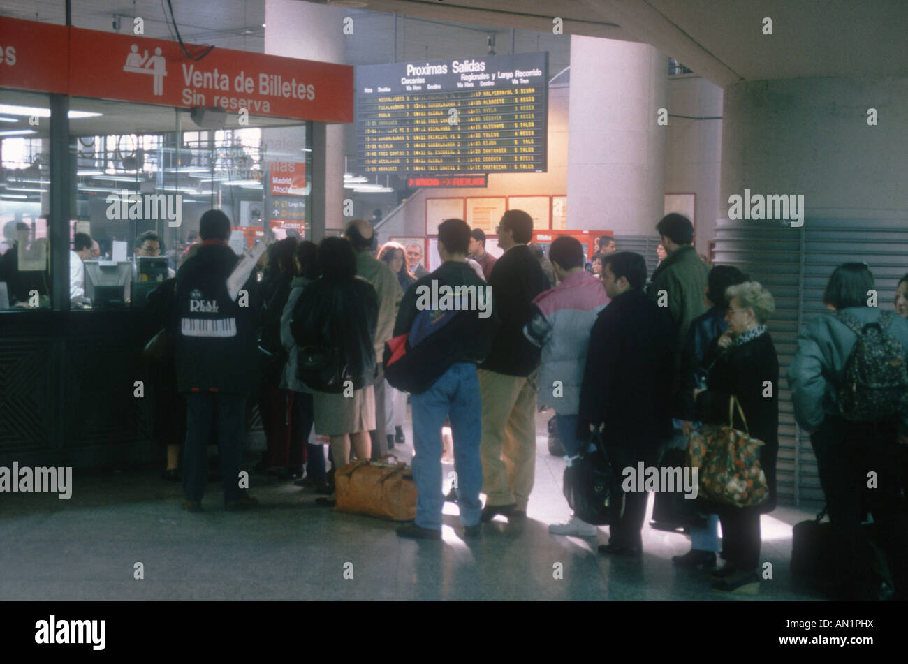 Menschen, die Schlange für die Tickets am Bahnhof Atocha, Madrid. Stockfoto