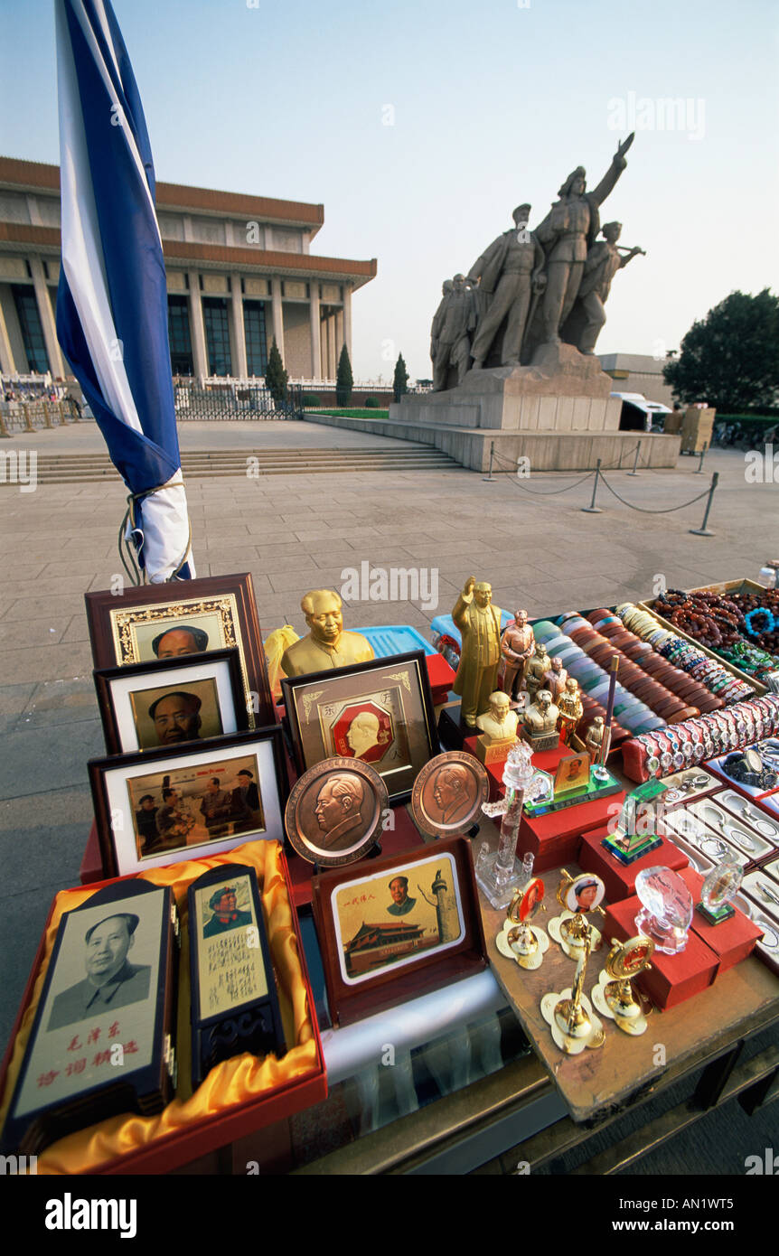 China, Peking, Tienanmen-Platz, Souvenir Erinnerungsstücke außerhalb Mao Mausoleum Stockfoto