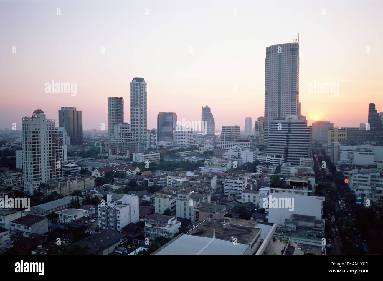 Thailand, Bangkok, Skyline der Stadt in der Abenddämmerung Stockfoto