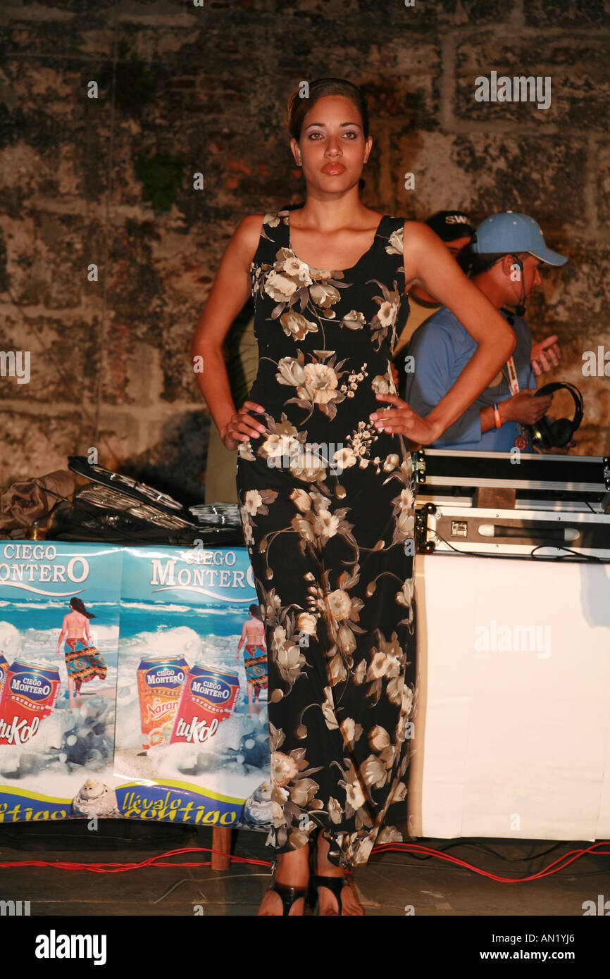 Kuba-Havanna Januar 2006 eine Fashionshow auf einer Openair-Disco-Veranstaltung in modernen la Habana in Fortaleza de San Carlos De La Cabana Stockfoto