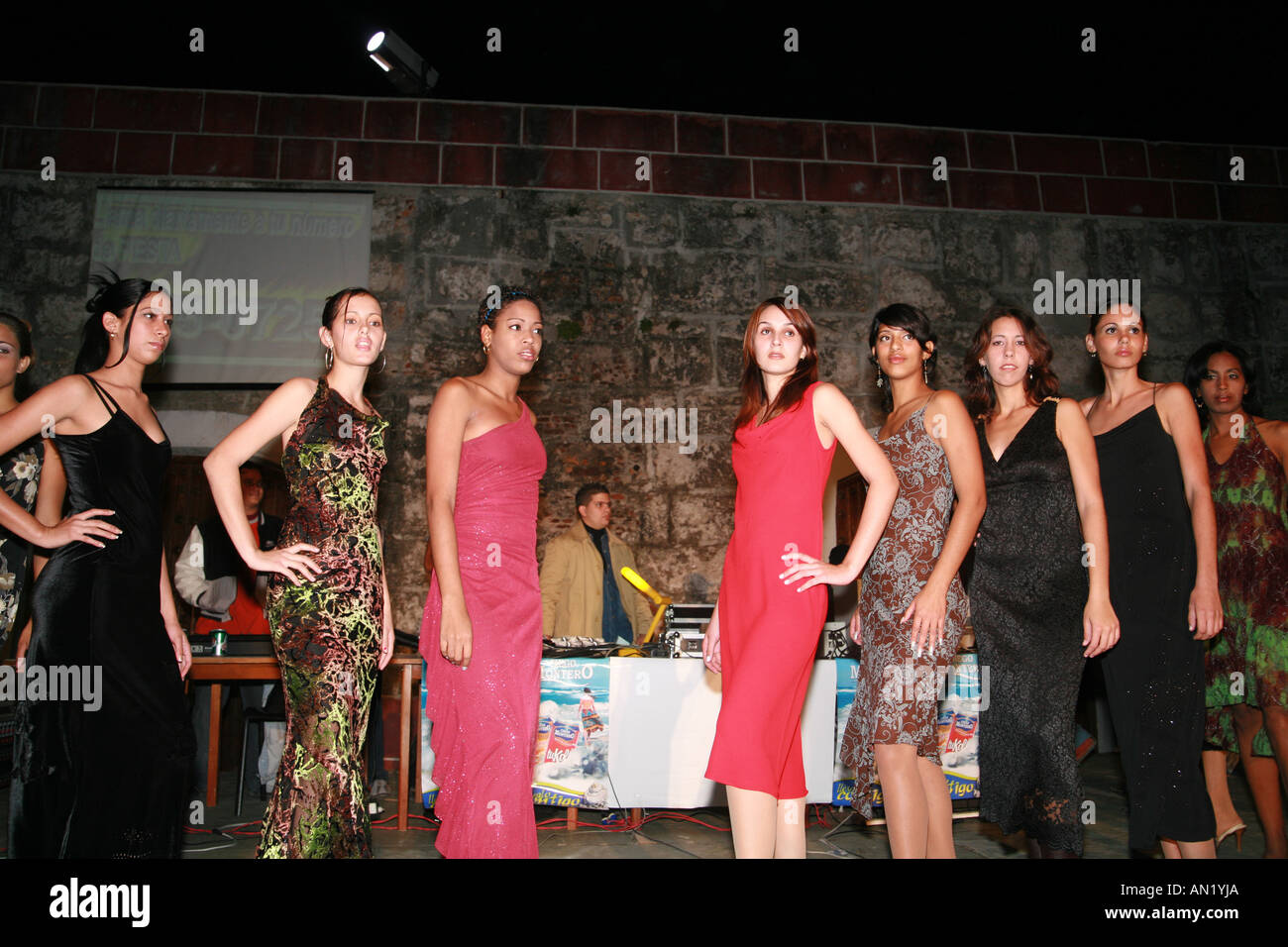 Kuba-Havanna Januar 2006 eine Fashionshow auf einer Openair-Disco-Veranstaltung in modernen la Habana in Fortaleza de San Carlos De La Cabana Stockfoto