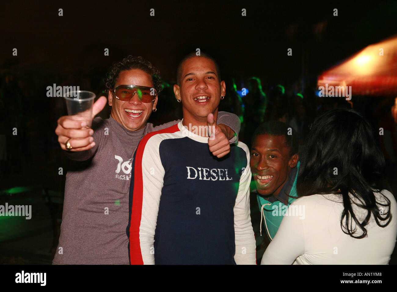 Kuba-Havanna Januar 2006 eine Fashionshow auf einer Openair-Disco-Veranstaltung in modernen la Habana in Fortaleza de San Carlos De La Cabana Stockfoto