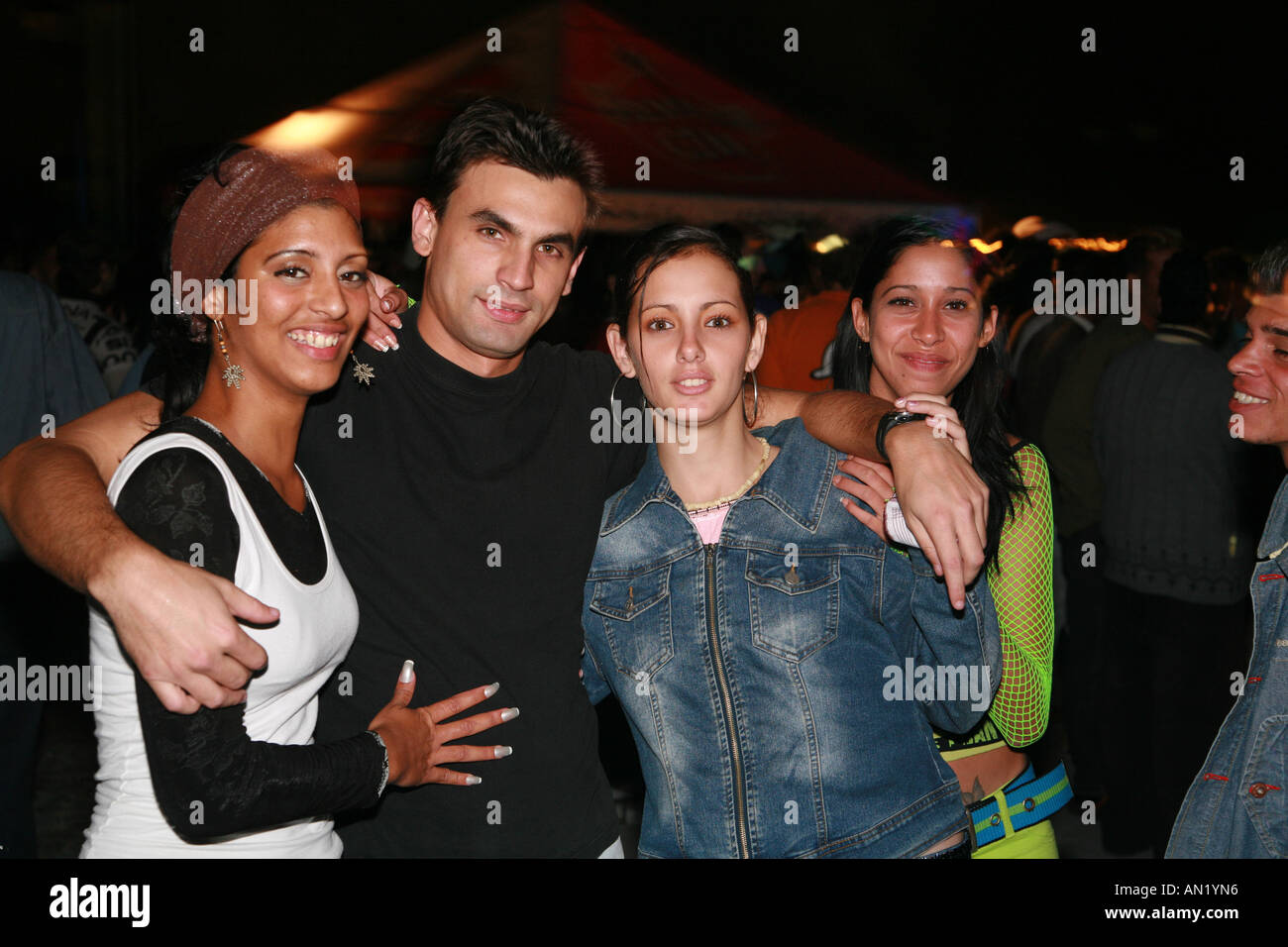 Kuba-Havanna Januar 2006 eine Fashionshow auf einer Openair-Disco-Veranstaltung in modernen la Habana in Fortaleza de San Carlos De La Cabana Stockfoto