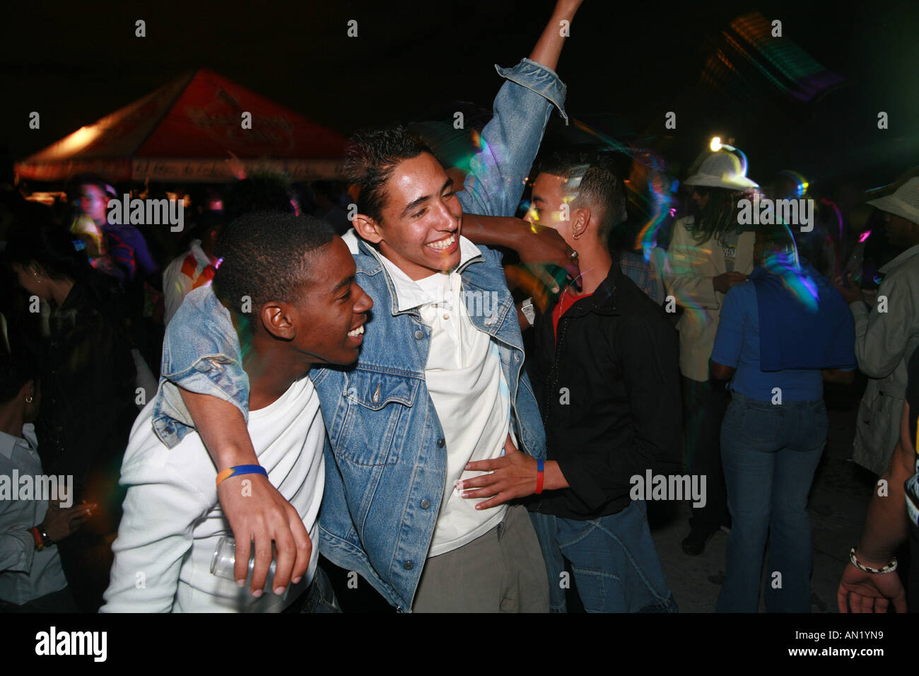 Kuba-Havanna Januar 2006 eine Fashionshow auf einer Openair-Disco-Veranstaltung in modernen la Habana in Fortaleza de San Carlos De La Cabana Stockfoto