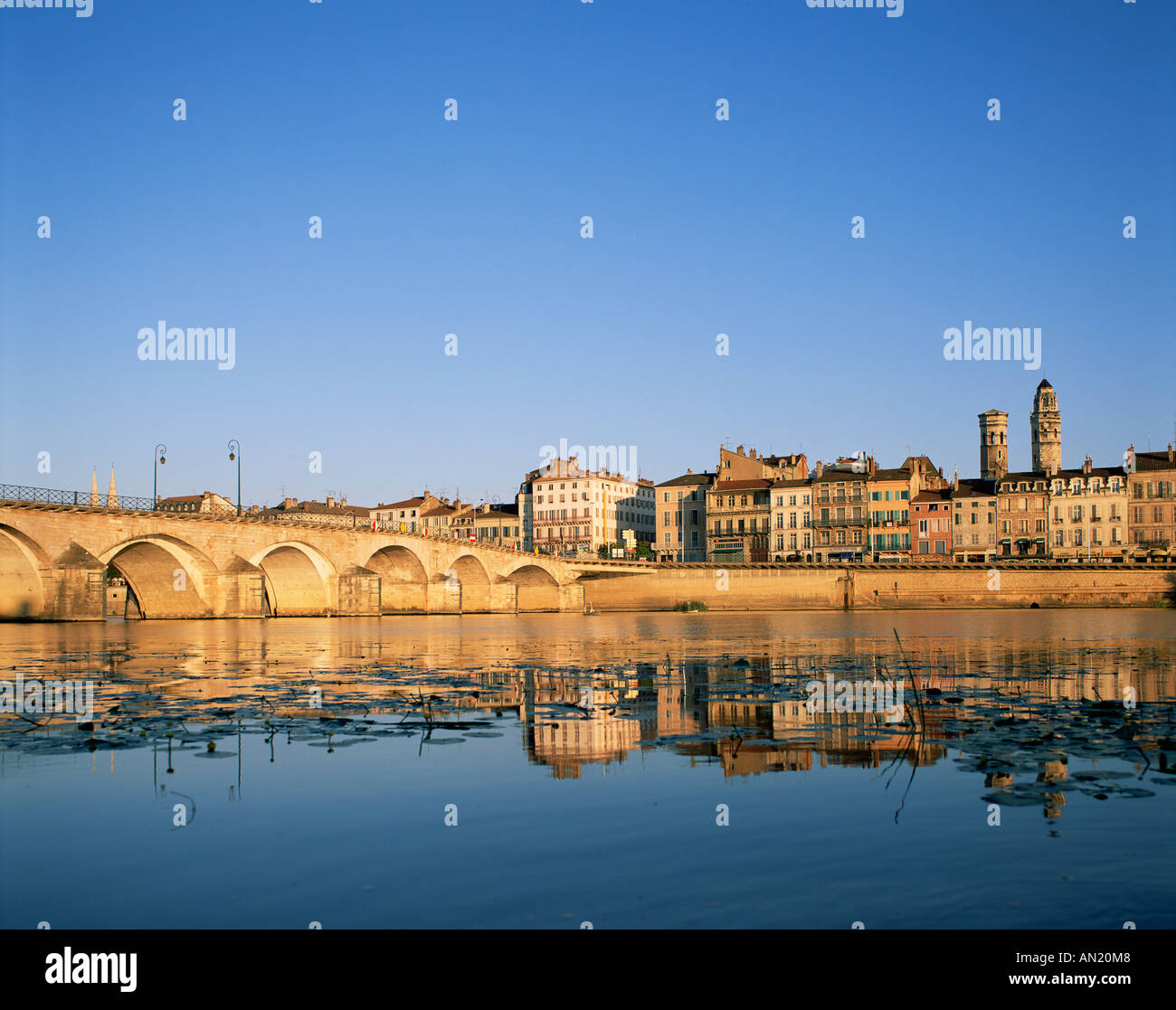 Frankreich, Burgund, Macon, Stadt Skyline und Soane River Stockfoto