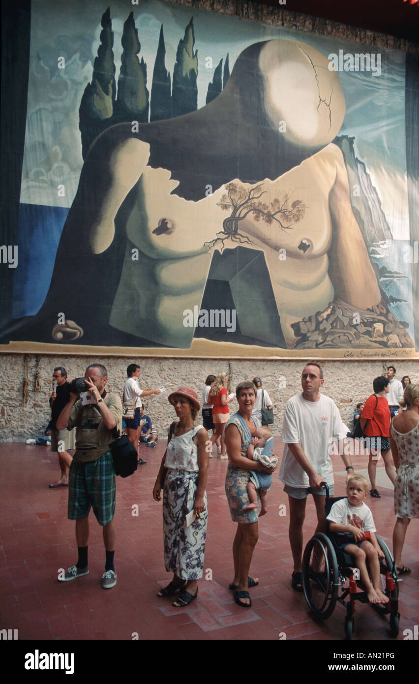 Touristen und Rollstuhlfahrer, das Dali Museum in Figueres besuchen. Stockfoto