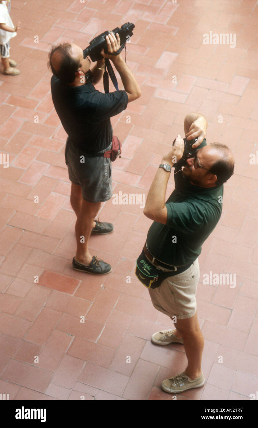 Touristen im Dali Museum in Figueres, mit Männern, die mit Kameras. Stockfoto