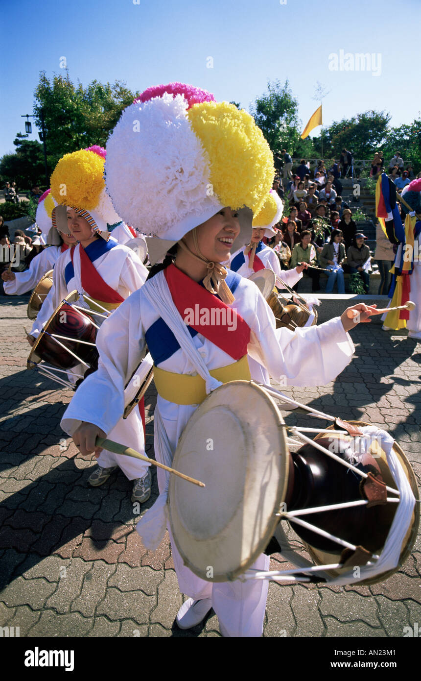 Korea, Seoul, Namsangol Hanok Dorf Bauern Tanz Stockfoto