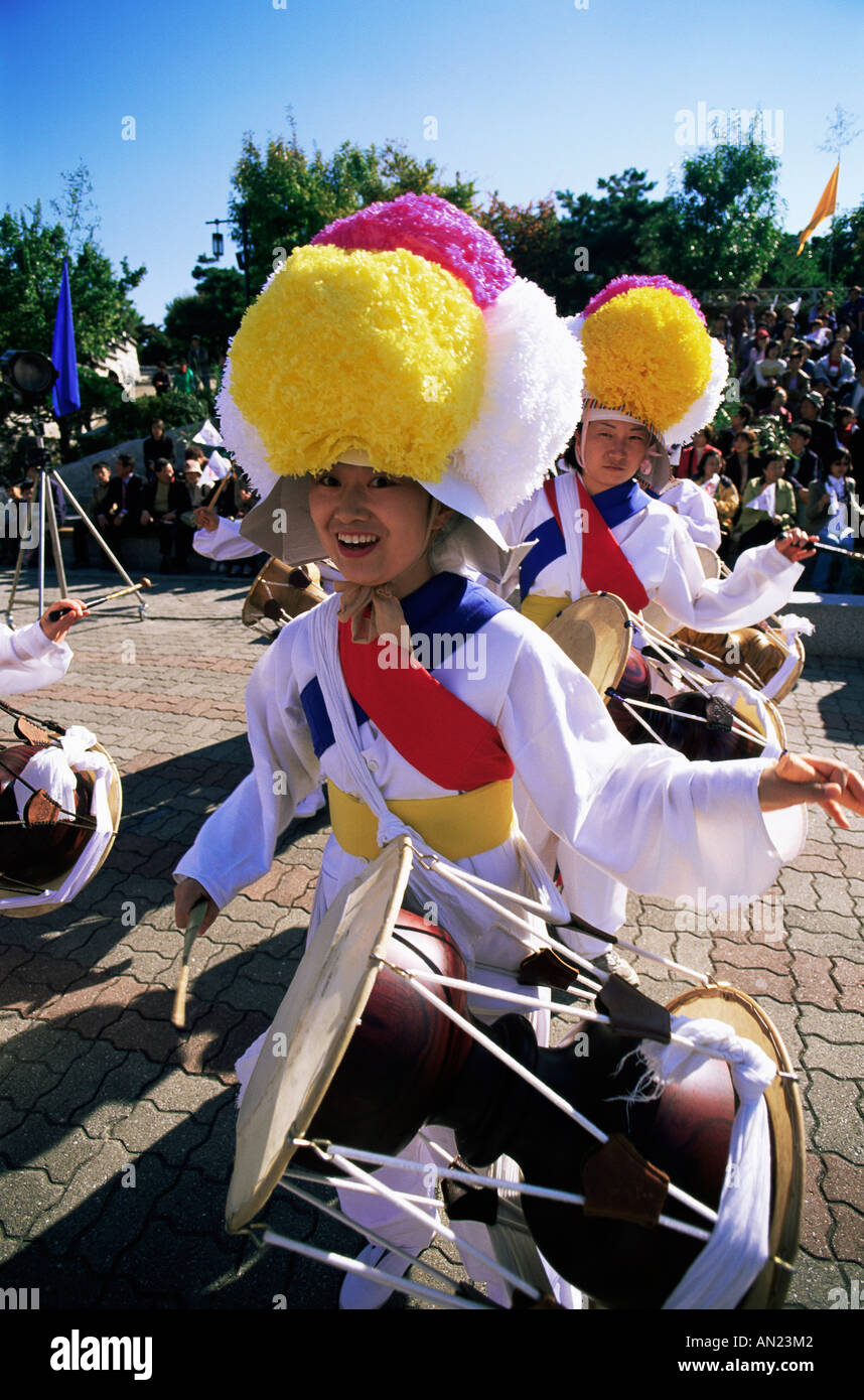 Korea, Seoul, Namsangol Hanok Dorf Bauern Tanz Stockfoto