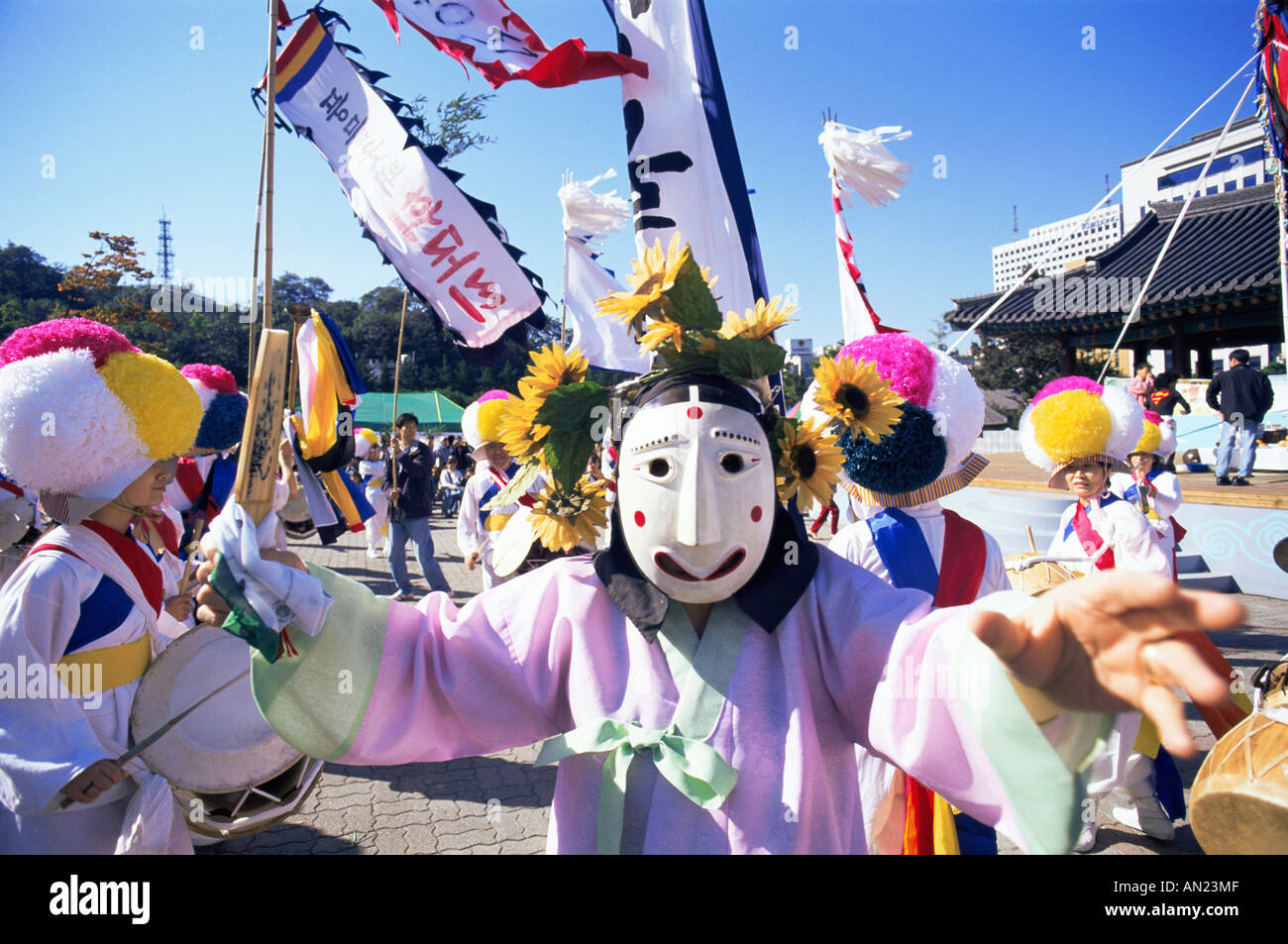 Korea, Seoul, Namsangol Hanok Dorf maskierte Performer bei den Bauerntanz Stockfoto