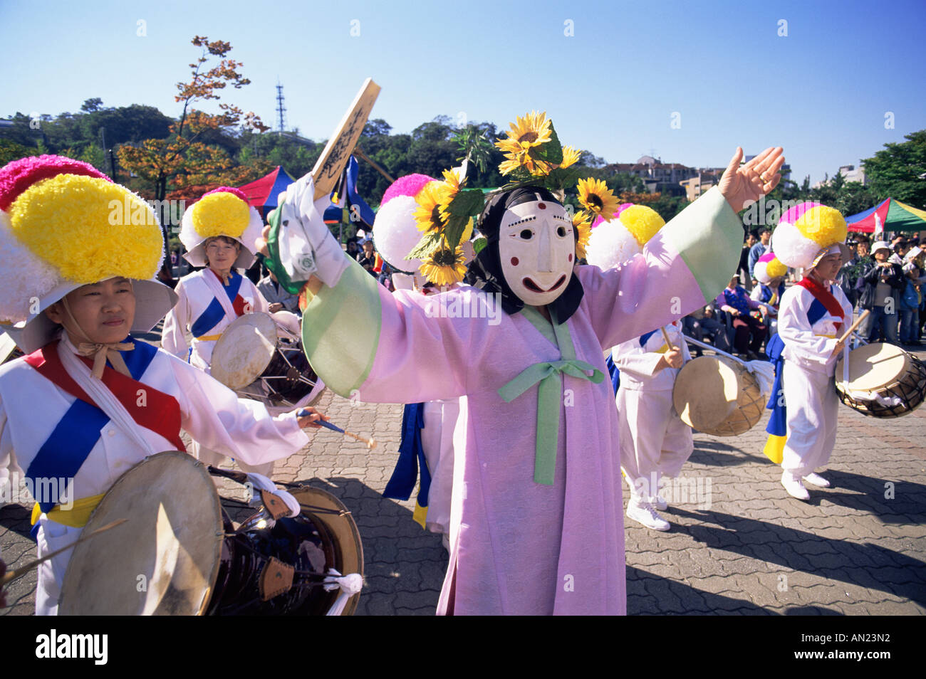 Korea, Seoul, Namsangol Hanok Dorf maskierte Performer bei den Bauerntanz Stockfoto