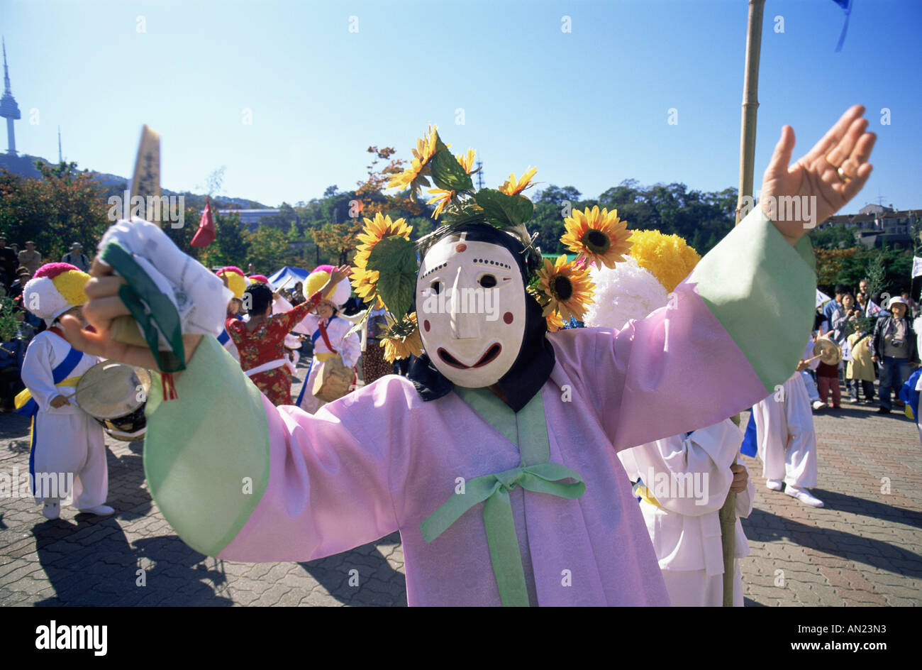 Korea, Seoul, Namsangol Hanok Dorf maskierte Performer bei den Bauerntanz Stockfoto