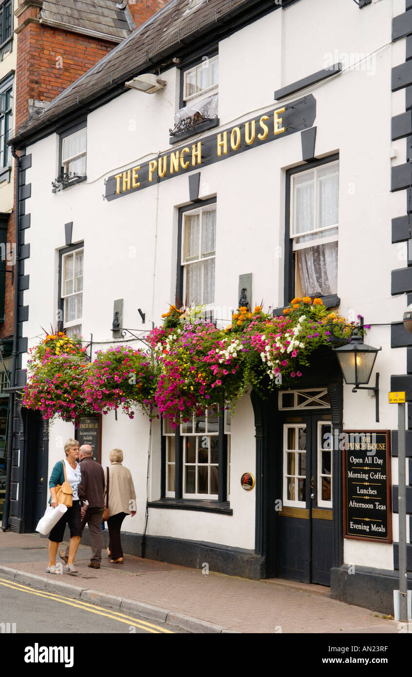 Menschen zu Fuß vorbei an The Punch House Tavern in Monmouth Monmouthshire South Wales UK Stockfoto