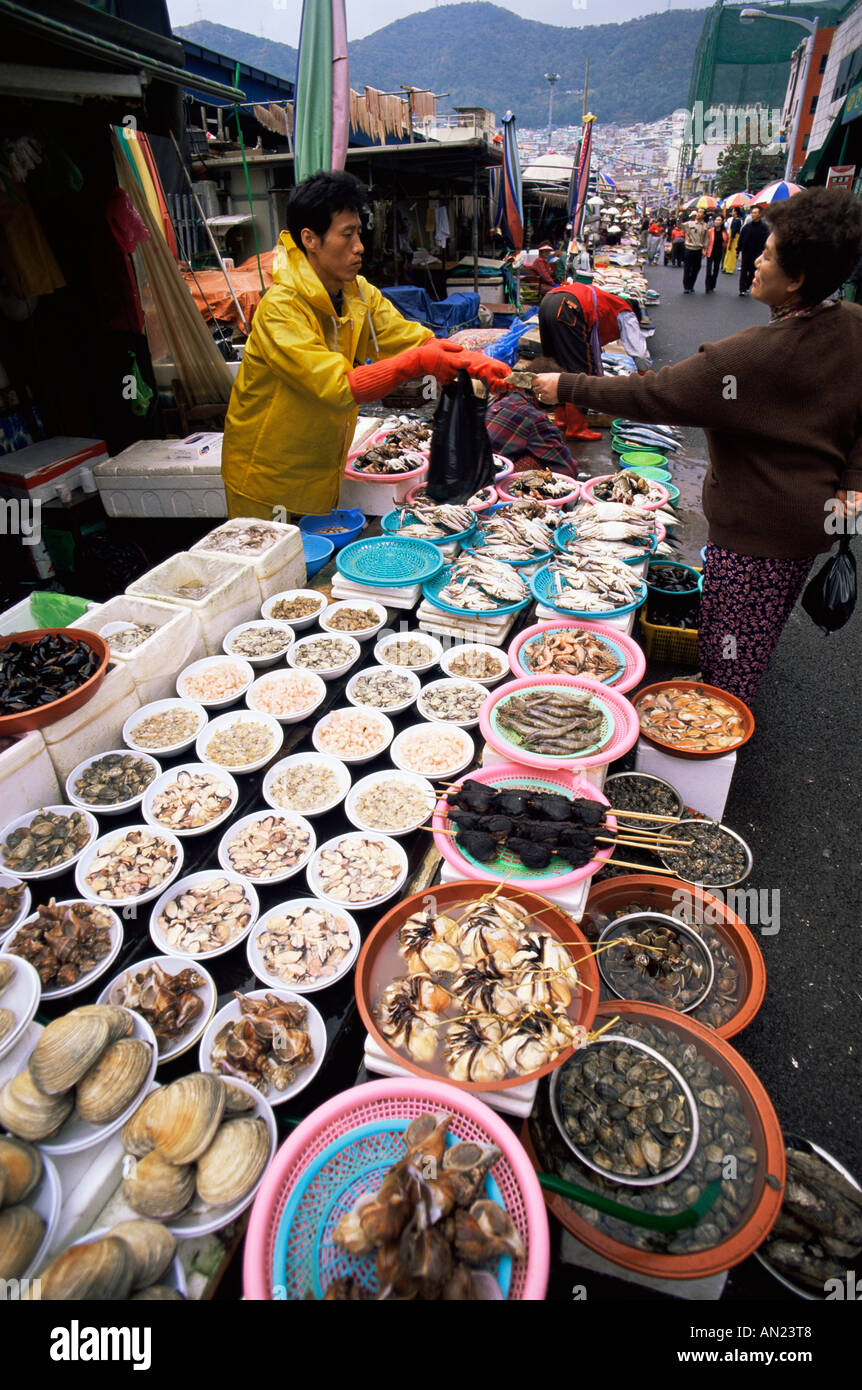 Busan, Korea Jagalchi Markt, Frau Meeresfrüchte kaufen Stockfoto