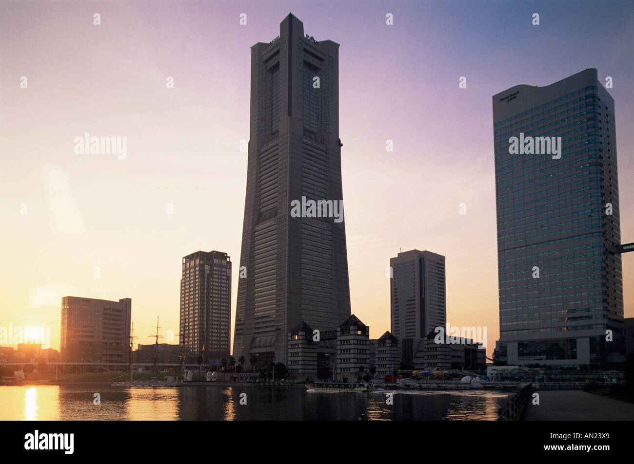 Japan, Honshu, Yokohama, Yokohama Pier Minatomirai bei Sonnenuntergang Stockfoto