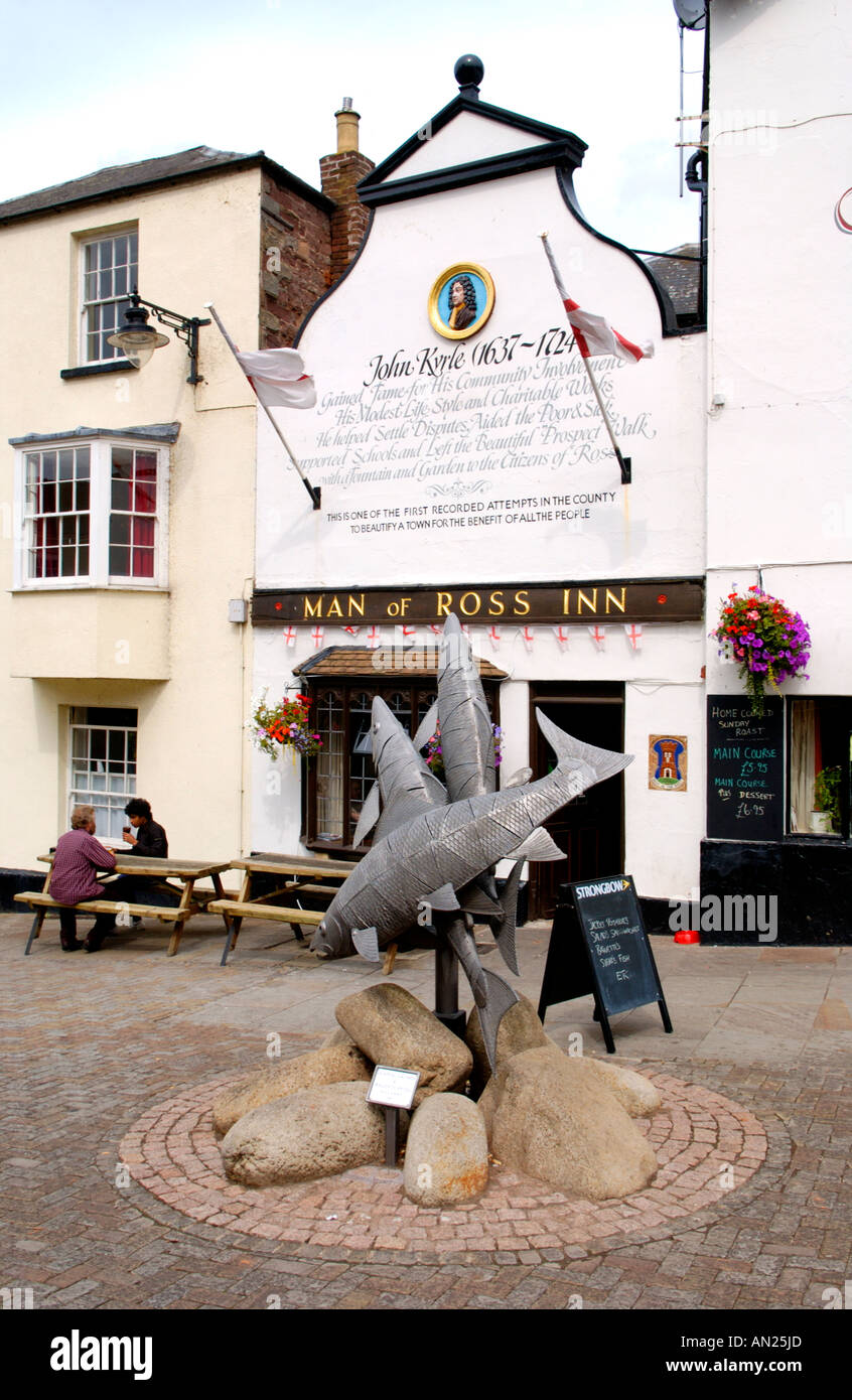 Mann von Ross Inn mit springenden Lachs Skulptur des polnischen Bildhauers Walenty Pytel in Ross am Wye Herefordshire England UK Stockfoto