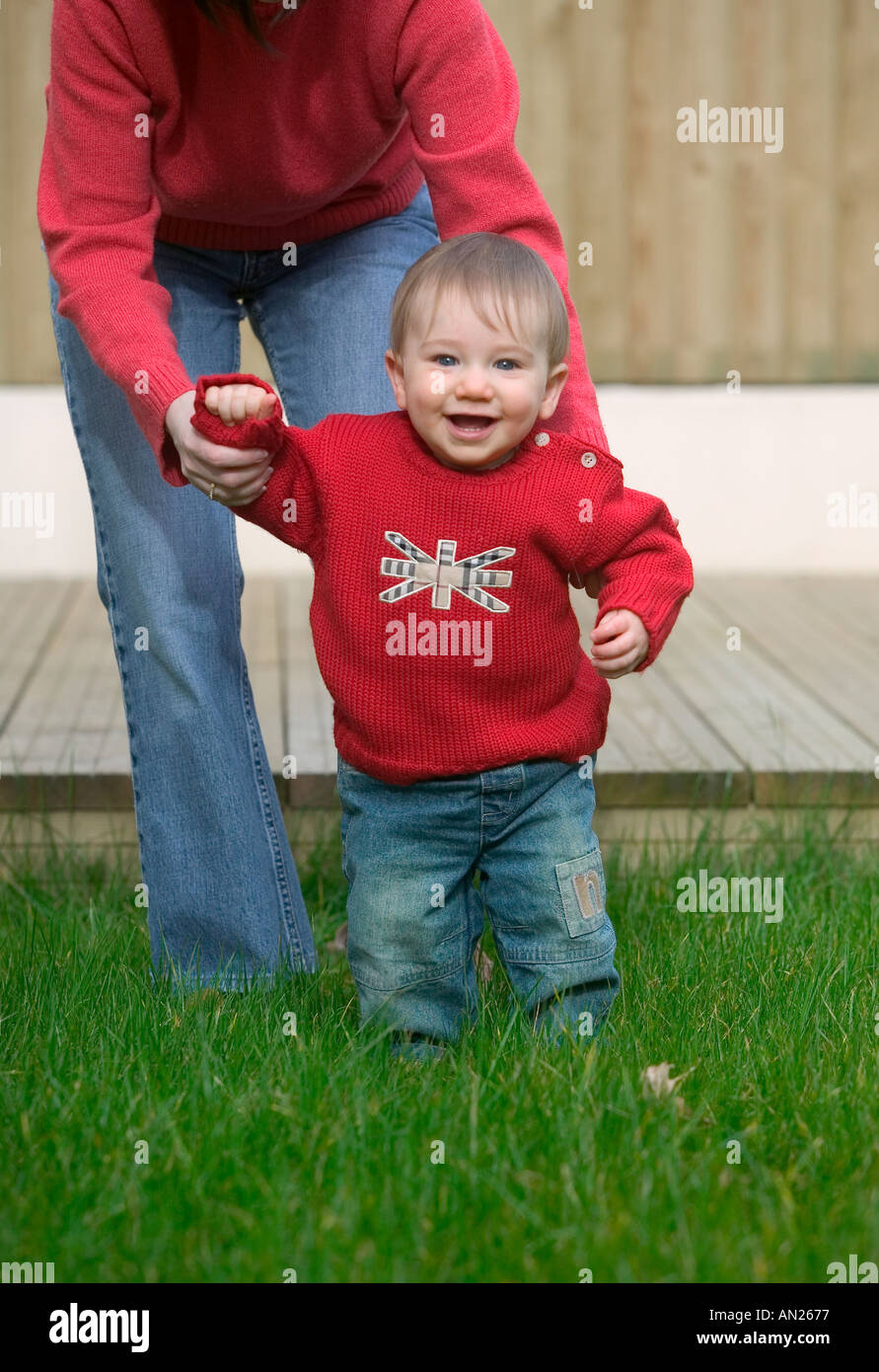 Kind mit Mutter laufen lernen Stockfoto