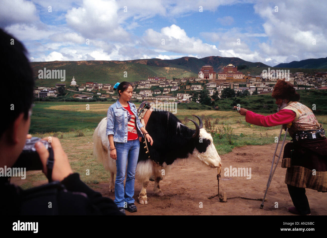 Tibetischer Hirte, der Han-chinesischen Touristen im Zhongdian County, Provinz Yunnan, Volksrepublik China anschreit Stockfoto